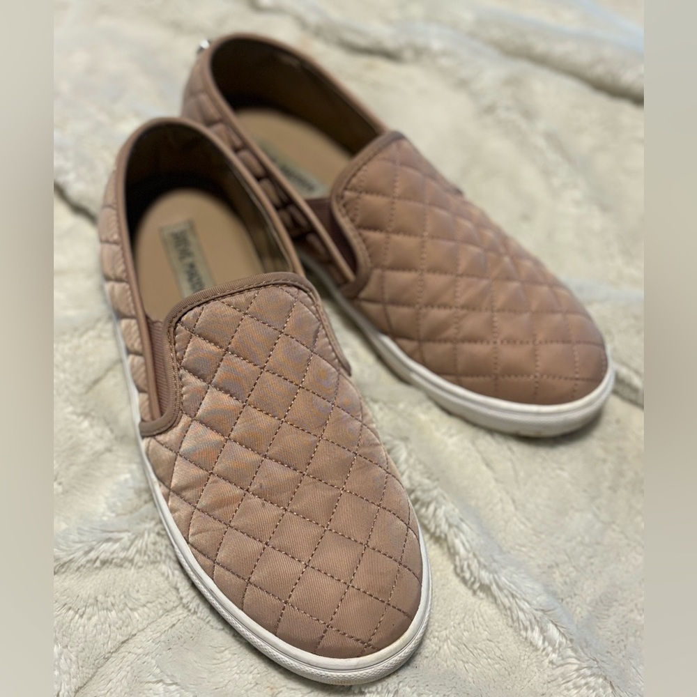 STEVE MADDEN - Quilted Slip on Shoes Sz 9